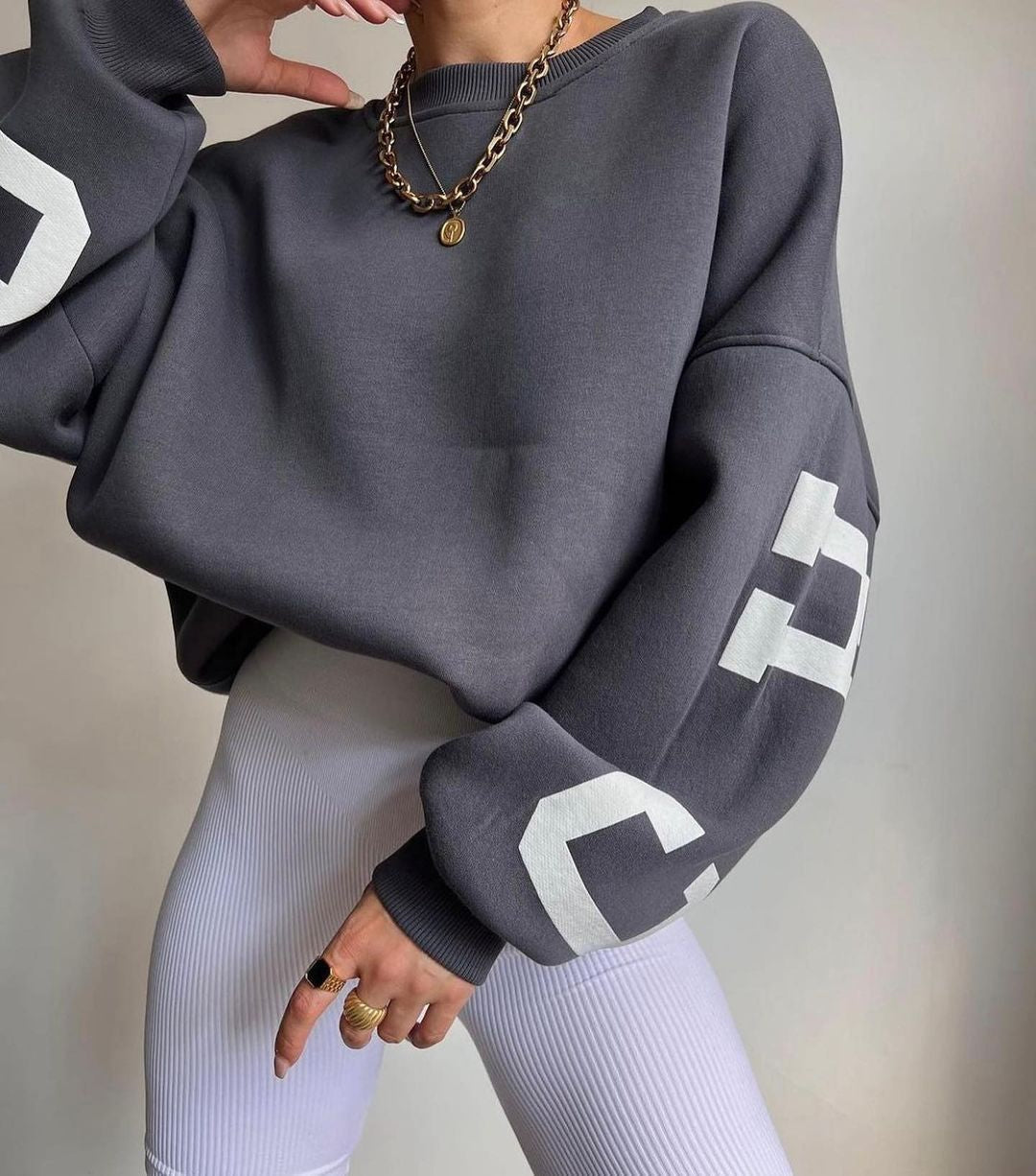 Comfortable Oversized Women’s Sweatshirt with Letter Print
