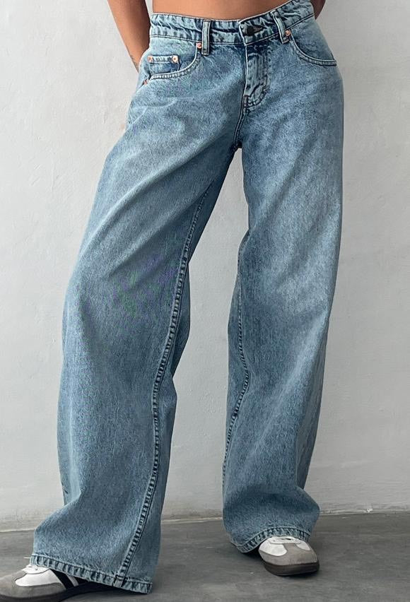 Women’s Stretch Low-Waisted Jeans with Wide Legs