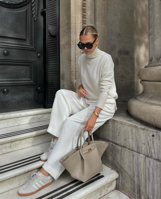 Exclusive Women’s Oversized Shoulder Bag with Gold Closure