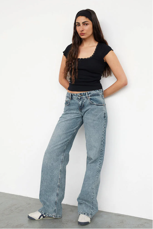 Women’s Stretch Low-Waisted Jeans with Wide Legs